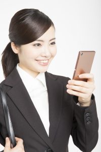 スマホをいじる